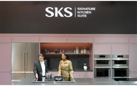 A photo of a man and woman experiencing the SKS 48-inch Dual-Fuel Pro Range with Sous Vide and Induction at KBIS 2025