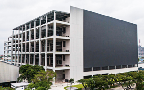 A photo of a logistics center in Singapore’s Tuas area equipped with the LG Multi V™ i system