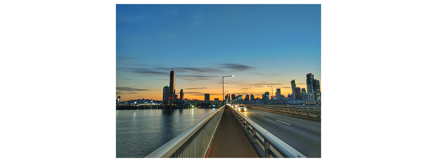 A picture of a colorful Seoul sunset skyline taken by LG WING