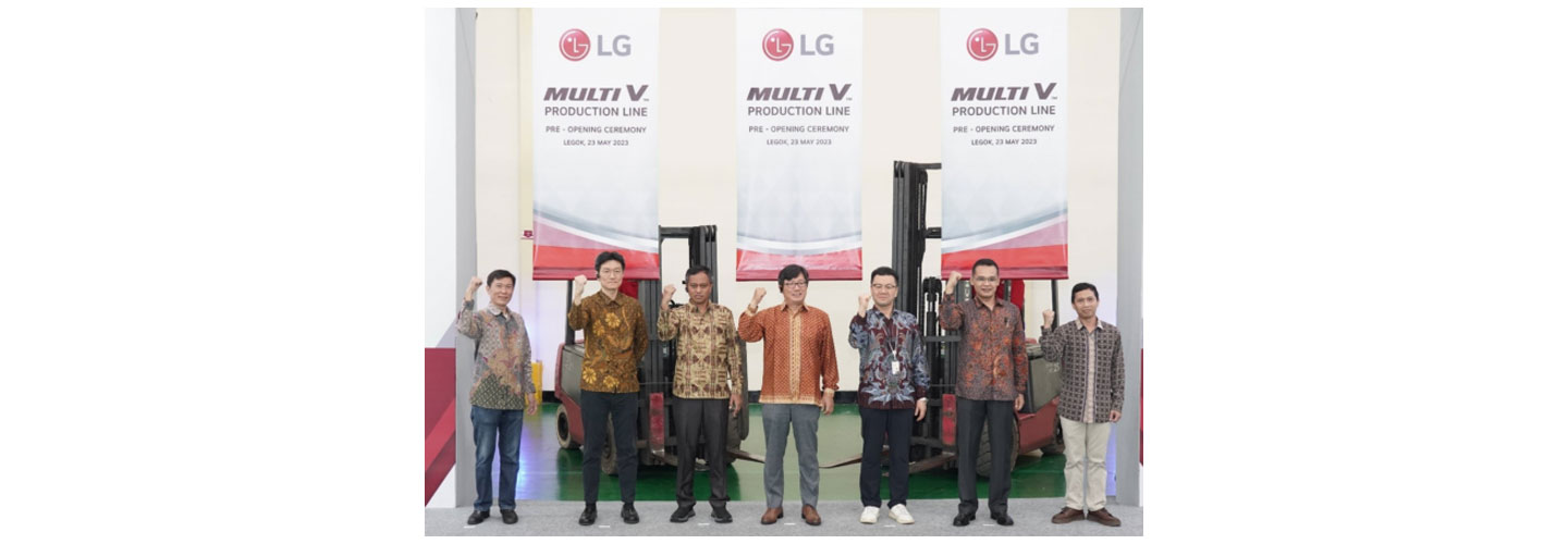 (From left to right) Edy Sucipto, Kim Joo-hoon, Priyadi Arie Nugroho, Jung Jae-hoon, Leem Jae-ho, Amirul Setiya Adi and Ronny Wibisono from LG Electronics Indonesia office