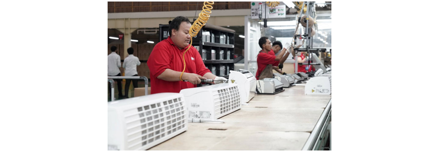 A photo of many workers at the newly expanded factory to produce LG appliances