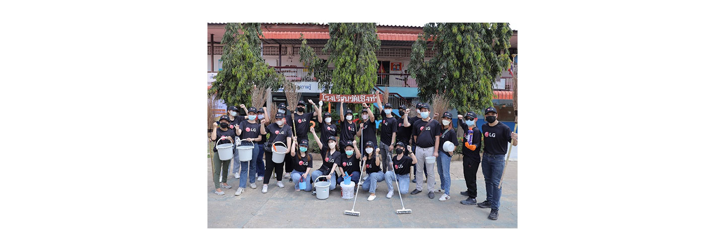 A group of volunteers from LG Thailand posing together for a photo