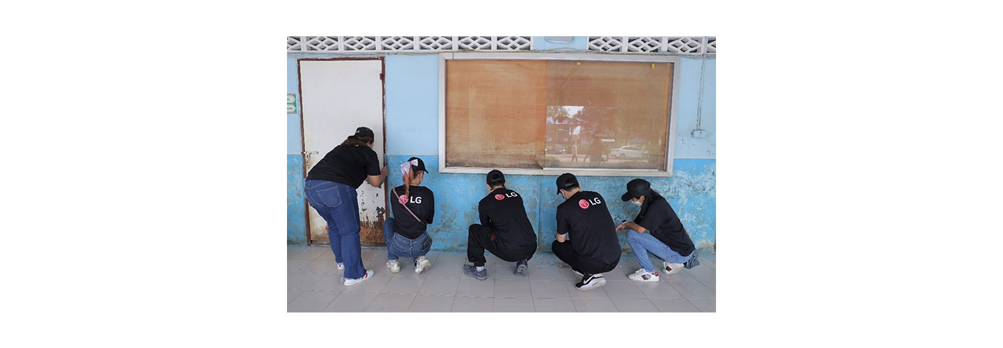 A group of volunteers from LG Thailand clearing smudges resulted from the devastating flood