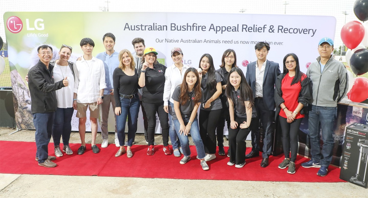 LG Australia’s managing director and representatives from WIRES pose together with their thumbs up