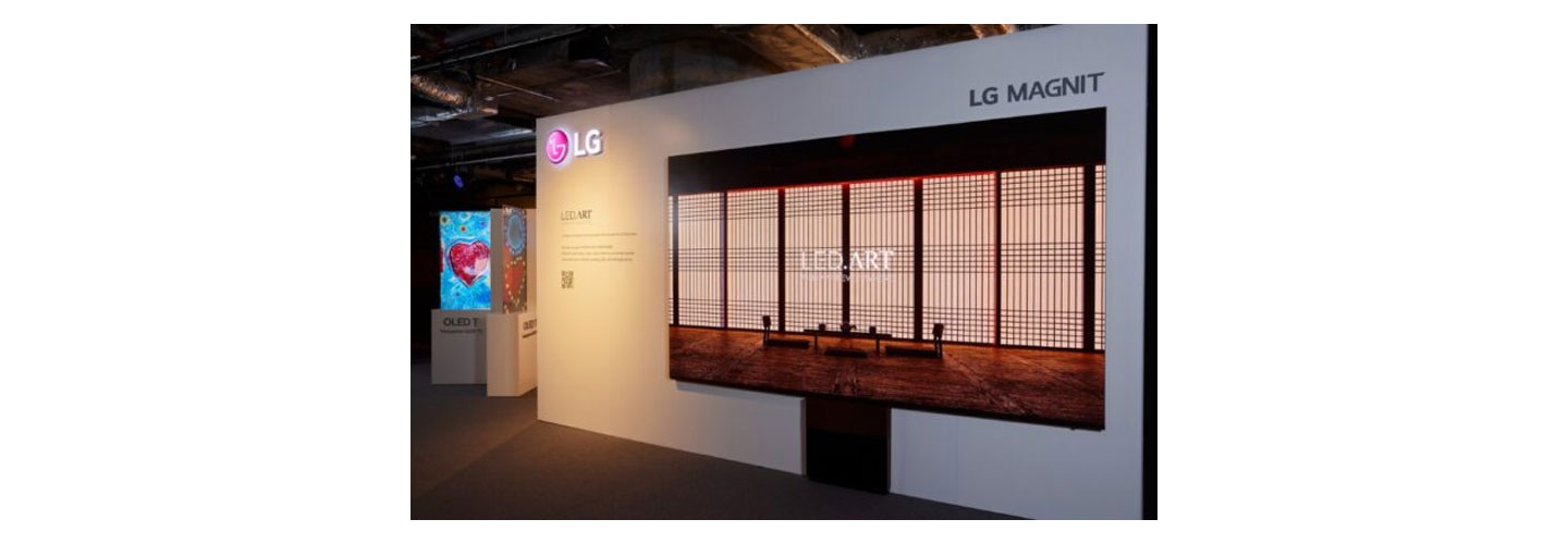 The LG MAGNIT 136-Inch Micro LED model exhibited at the Hong Kong Digital Art Fair with an image of the traditional interior design of a hanok