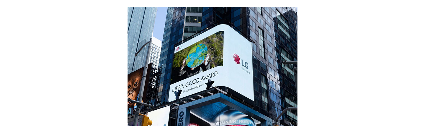 An image of the New York City Times Square LG billboard playing a LIFE’S GOOD AWARD video.