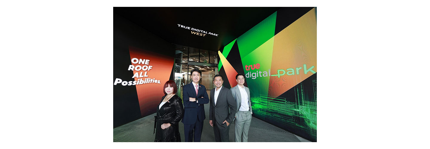 LG executives Jeerapa Kongswangwongsa and Jung Sung-hun with True Digital Park’s Thanasorn Jaidee and Dr. Tarit Nimmanwudipong in front of the True Digital Park West building.