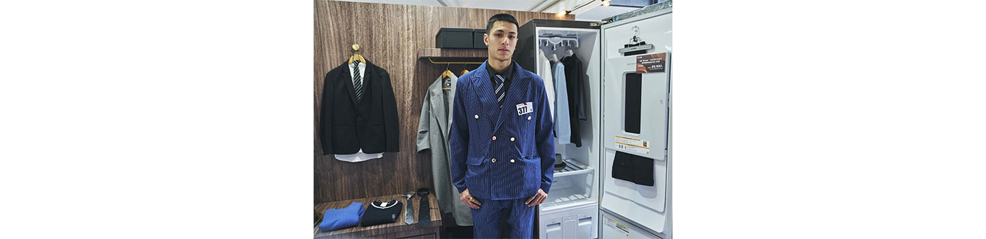 An attendee of GQ Suit Walk posing at LG booth