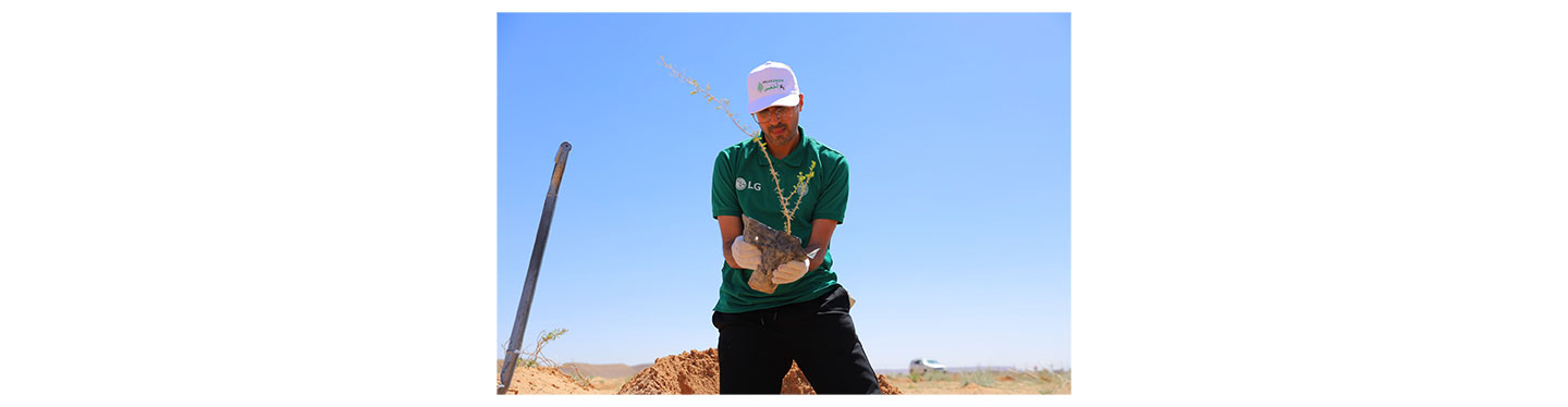 LG Saudi Arabia Staff planting