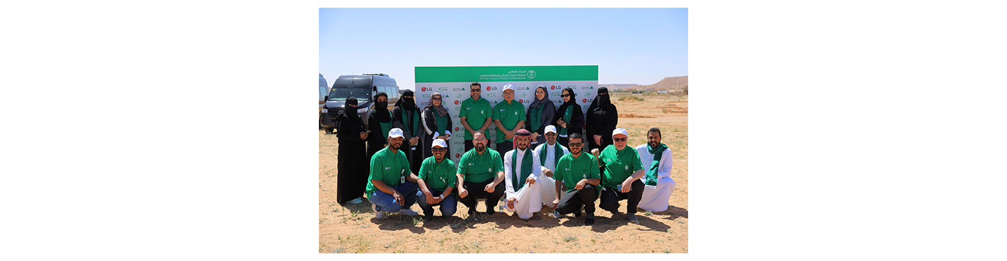 LG Saudi Arabia staff posing together for a photo during Yalla Green campaign