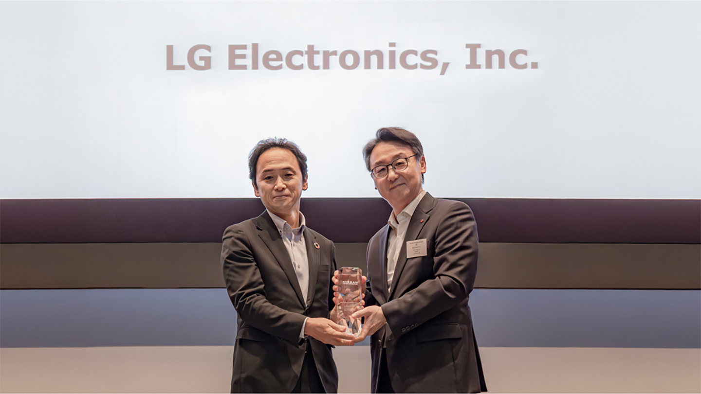 Eun Seok-hyun, president of the LG Vehicle Solution Company, receiving a Global Innovation Award from a Nissan executive.