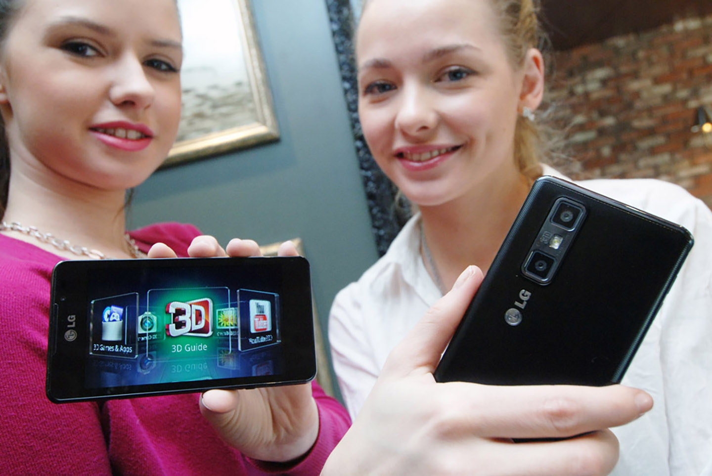 SECOND-GENERATION 3D SMARTPHONE