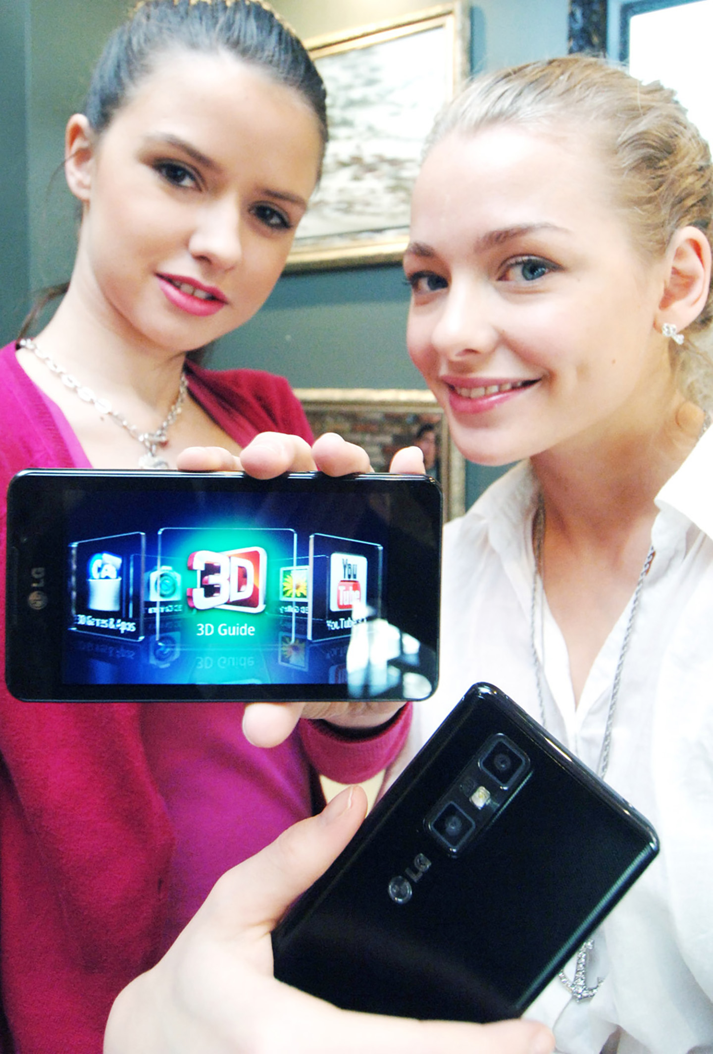 SECOND-GENERATION 3D SMARTPHONE