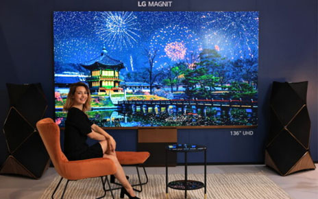 LG MAGNIT and a woman sitting next to the display