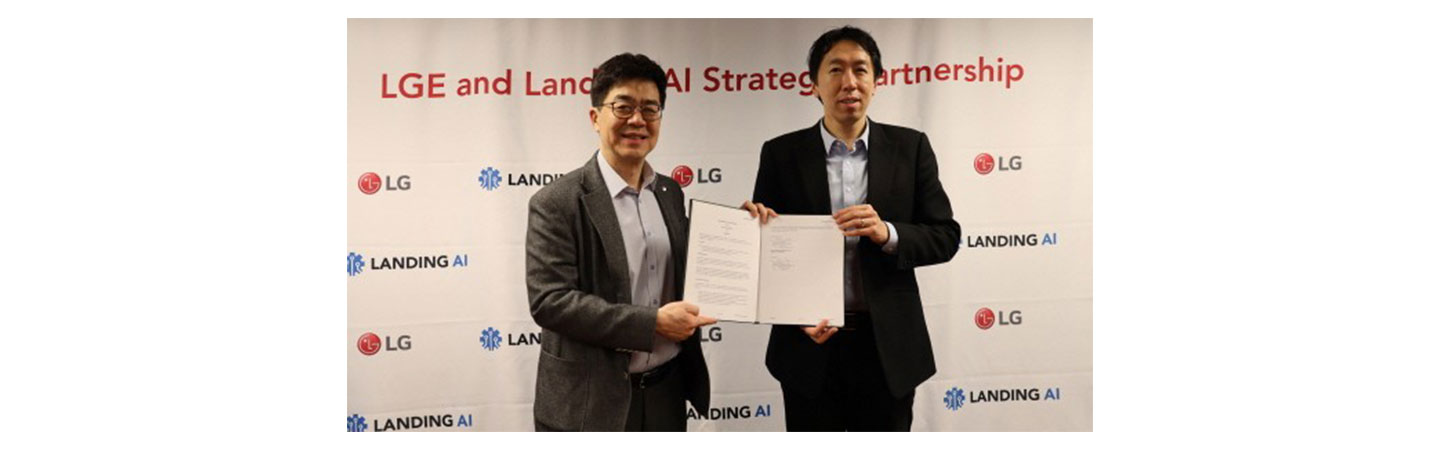 LG president and chief technology officer, Dr. I.P. Park, and Dr. Andrew Ng, CEO and founder of Landing AI, hold the agreement after singing a strategic partnership