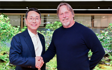 A picture of LG CEO William Cho and Tenstorrent CEO Jim Keller shaking hands