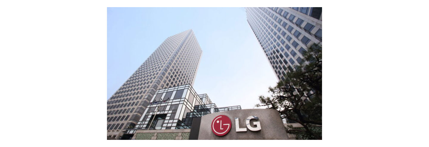 A picture of LG Twin Towers in the daytime