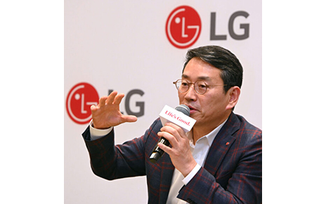 LG CEO William Cho speaking while holding a mic