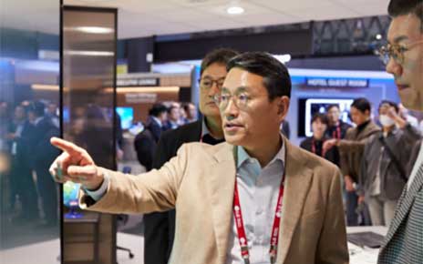LG CEO William Cho taking a tour around LG booth at ISE 2023