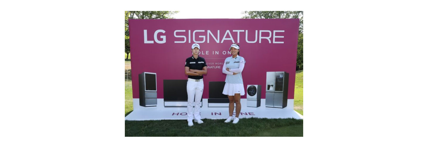 Park Sung-hyun and Ko Jin-young posing together