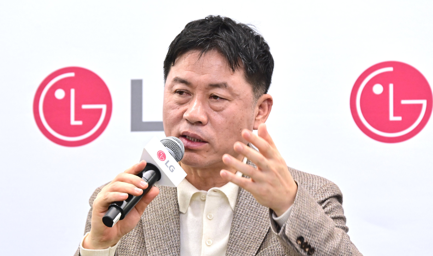 LG Electronics CEO Lyu Jae-cheol speaks into a microphone at a press briefing in Las Vegas.