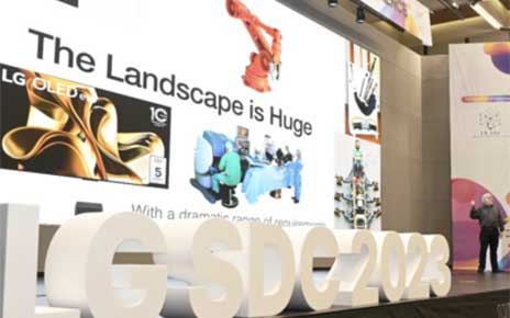A photo of a man giving a presentation on the podium during Software Developer Conference 2023