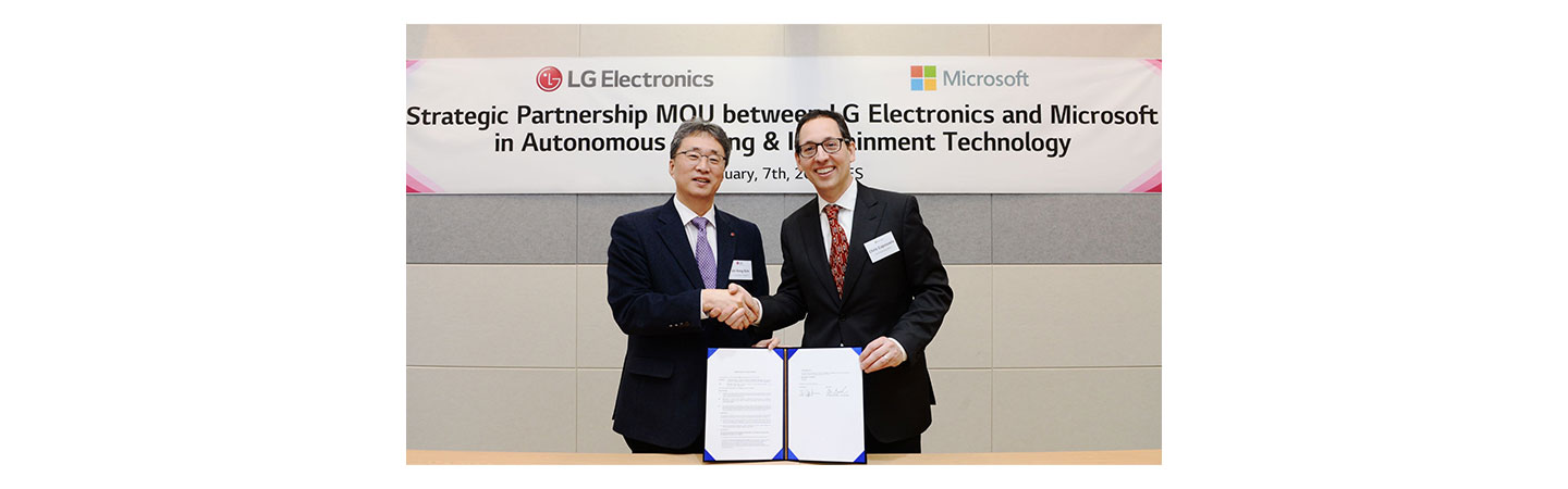 Mr. Kim Jin-yong, president of LG’s Vehicle Component Solutions Company, shake hands with Mr. Sanjay Ravi, general manager, automotive industry at Microsoft.