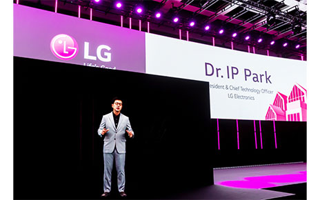 LG’s president & CTO Dr. I.P. Park introduces LG Electronics’ Life’s Good from Home vision for the future in hologram form at IFA 2020