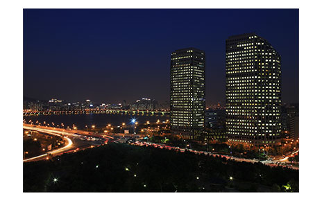 A picture of LG Twin Towers at night