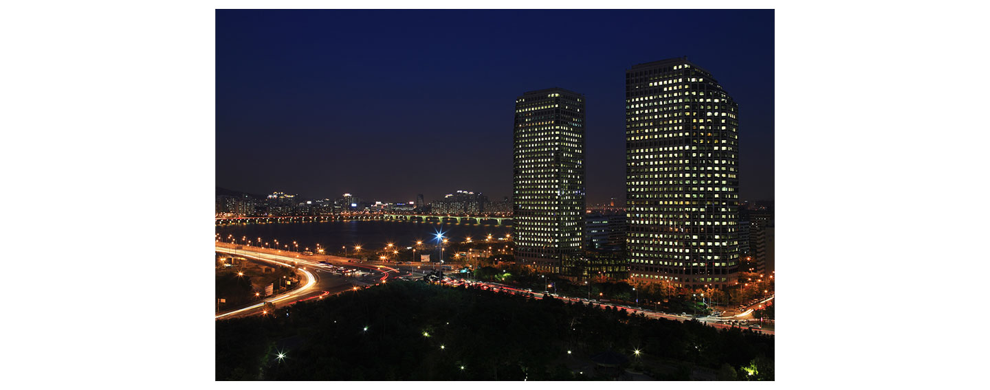 A picture of LG Twin Towers at night