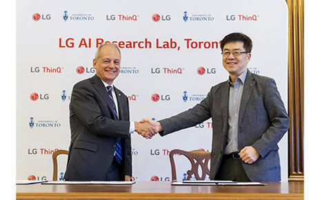 LG Electronics’ president and chief technology officer, Dr. I.P. Park, shake hands with University of Toronto president, Meric Gertler.