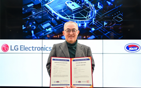 A picture of Park In-sung, head of the Software Center at LG, holding the accreditation acquired