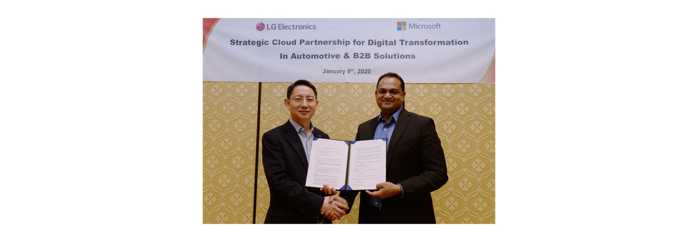 Dr. Lee Sang-yong, senior vice president and head of LG’s Automotive & Business Solutions Center, shakes hands with Microsoft’s Sanjay Ravi to commemorate their new partnership to accelerate the digital transformation of B2B Business