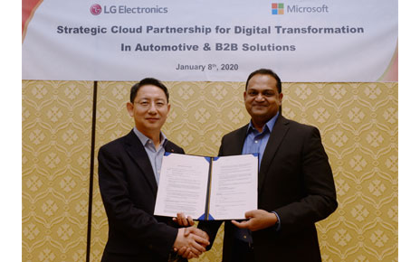 Dr. Lee Sang-yong, senior vice president and head of LG’s Automotive & Business Solutions Center, shakes hands with Microsoft’s Sanjay Ravi to commemorate their new partnership to accelerate the digital transformation of B2B Business