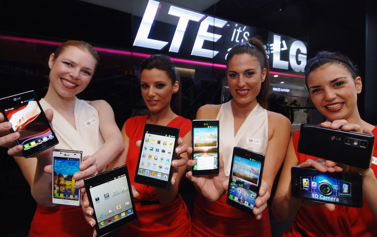 LG TO INTRODUCE LEADING EDGE SMARTPHONES WITH TREND-SETTING FEATURES AT MWC 2012
