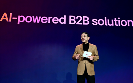 A picture of LG CEO William Cho speaking on stage