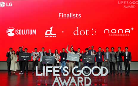 LIFE’S GOOD AWARD winners, judges and LG executives posing for a group photo on stage.