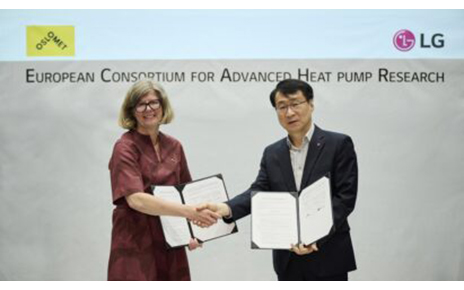 A photo of Tanja Storsul (vice-rector for research and development of Oslo Metropolitan University), and James Lee (head of the Air Solution Business Unit at LG Electronics) shaking hands at the consortium signing ceremony