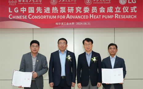 A photo of prominent members of the Chinese Consortium for Advanced Heat Pump Research including Wu Jien (Chairman of the Consortium Steering Committee), Liu Ting (Vice President of Harbin Institute of Technology), James Lee (head of the Air Solution Business Unit at LG Electronics) and Jin Sim-won (Executive Director of the Air Solution Business Unit at LG Electronics)