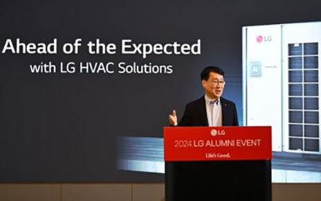 A photo of James Lee (head of the Air Solution Business Unit at LG Electronics) delivering welcome remarks at the LG Alumni Event