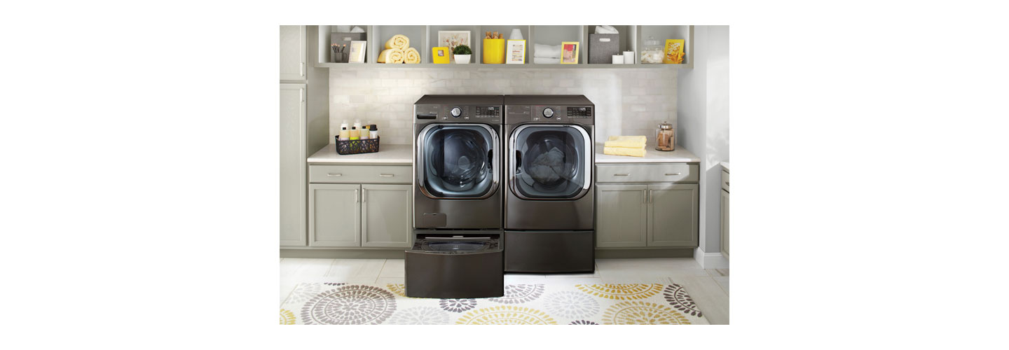Front view of LG ThinQ™ front-load washing machine with AI DD™.