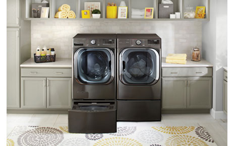 Front view of LG ThinQ™ front-load washing machine with AI DD™.