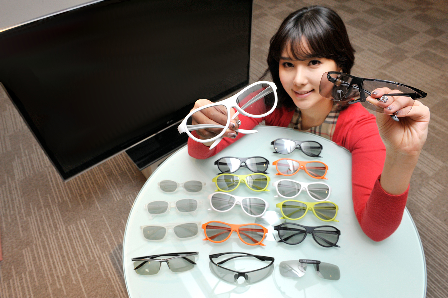 LG UNVEILS STYLISH NEW 3D GLASSES FOR 2012