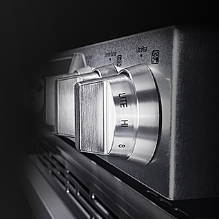 close shot of operation part with full stainless steel and scratch-resistant texture of LG SIGNATURE Oven Range
